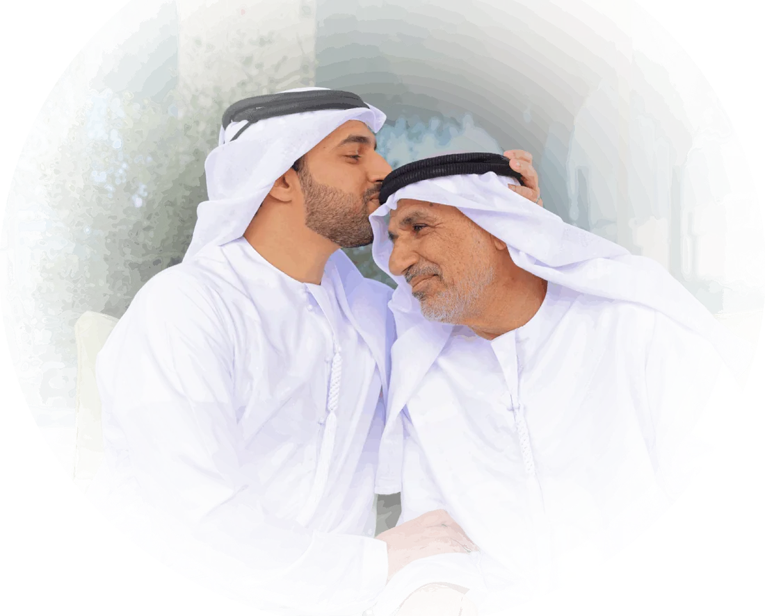 ابن يقبّل رأس والده
